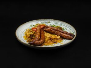 Carnați afumați de casă cu varză călită